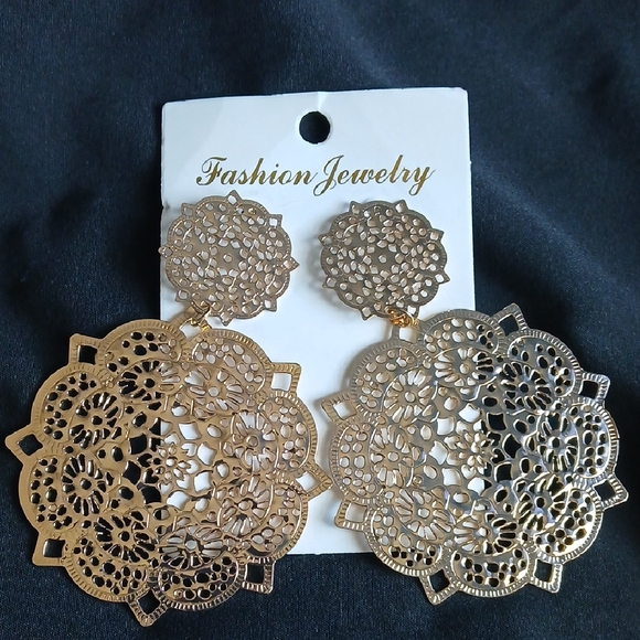 Jewelry - Elegant Gold Filigree Earrings